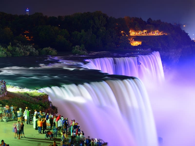 USA_NewYork_Canada_Ontario_Niagara_Falls_Night_Lightingup_shutterstock_147272045