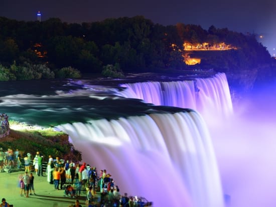 USA_NewYork_Canada_Ontario_Niagara_Falls_Night_Lightingup_shutterstock_147272045