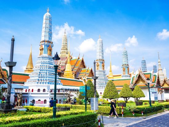 チェンライ日帰りツアー　寺院3か所＋ゴールデントライアングル＋首長族の集落＜昼食付き／日本語ガイド／往復航空券付き／バンコク発＞