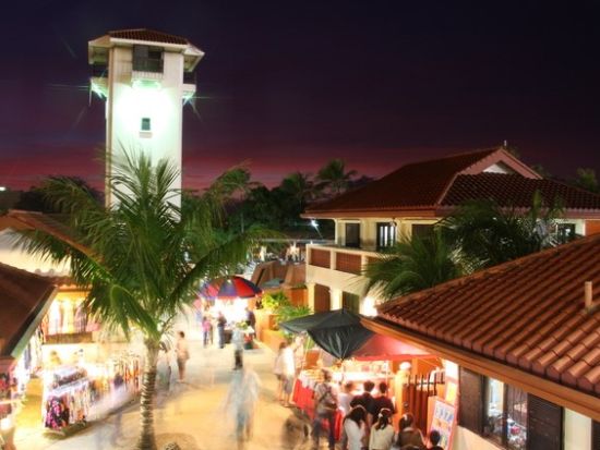 チャモロビレッジ・ナイトマーケット　シャトルチケット＜3時間有効／Eチケット対応＞by Lam Lam Tours and Transportation