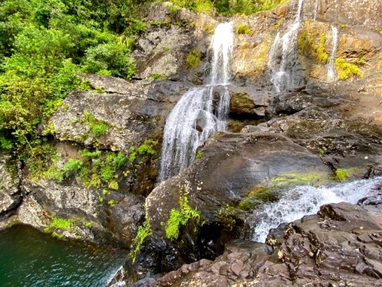 タマリンドの滝ハイキングツアー　ガイド付ハイキング＋天然プール遊泳　モーリシャスの山の大自然を満喫する冒険旅＜英語／午前／約3時間／混載2～6名／送迎付＞