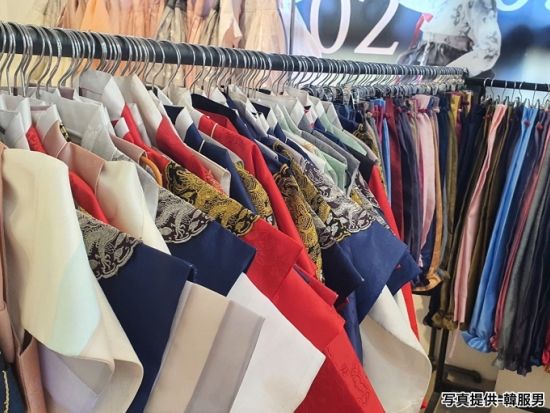 韓服レンタルクーポン【店舗名：韓服男（ハンボクナム）】伝統衣装を着て街歩きを楽しめる ＜景福宮店／女性・男性衣装＞