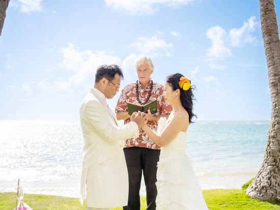 ハワイ　1日完結挙式（ビーチウェディング）カハラビーチ　ビーチフォト撮影付き！（撮影・衣装・メイク）