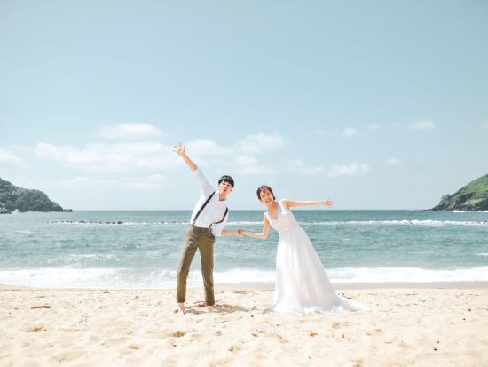 屋久島 ウェディングフォト　ご希望のロケーション優先で3,4ヶ所で撮影、レタッチ済みフォト200カット＆ドローン撮影付き by STUDIO CANVAS 