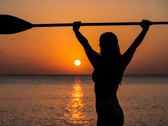 サンセットSUPで非日常体験 宮古島の夕日を満喫しながらSUPを楽しむ♪特別な瞬間をカメラマンが撮影＜無料撮影＆データ付き／宮古島＞