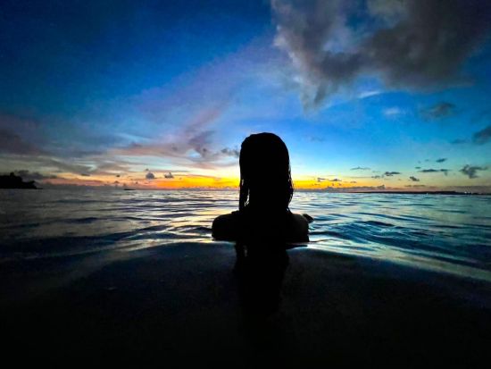 サンセットSUPで非日常体験 宮古島の夕日を満喫しながらSUPを楽しむ♪特別な瞬間をカメラマンが撮影＜無料撮影＆データ付き／宮古島＞
