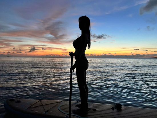 サンセットSUPで非日常体験 宮古島の夕日を満喫しながらSUPを楽しむ♪特別な瞬間をカメラマンが撮影＜無料撮影＆データ付き／宮古島＞