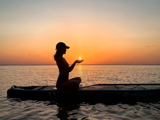 サンセットSUPで非日常体験 宮古島の夕日を満喫しながらSUPを楽しむ♪特別な瞬間をカメラマンが撮影＜無料撮影＆データ付き／宮古島＞
