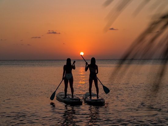 サンセットSUPで非日常体験 宮古島の夕日を満喫しながらSUPを楽しむ♪特別な瞬間をカメラマンが撮影＜無料撮影＆データ付き／宮古島＞
