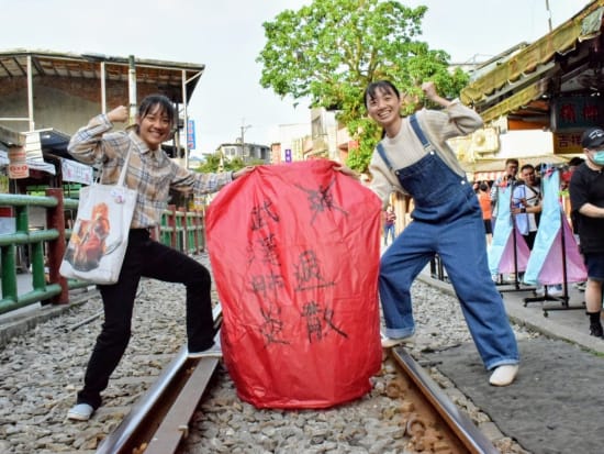 天燈上げ＋九份＋十分＋平渓線乗車ツアー　願いが叶うランタン上げ体験と人気観光地をまるごと満喫！＜10月26日・27日／日本語ガイド／士林夜市解散可／台北発＞