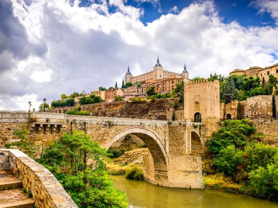 世界遺産トレド観光＆ワイナリーツアー　トレドの名所街歩き＆カスティーリャ・ラ・マンチャの有名ワイナリー見学 ＜タパスとワイン試飲3種付き／マドリード発＞