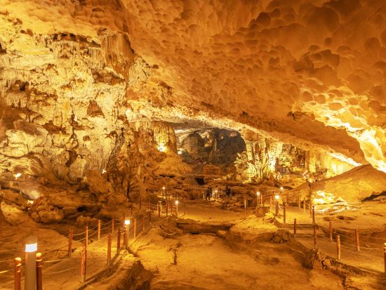 世界遺産ハロン湾日帰りツアー　スンソット鍾乳洞＋ルオン洞窟でのカヤック＋ティートップ島上陸　夕日鑑賞パーティーあり＜6時間クルーズ／英語ガイド／海鮮ランチ＞