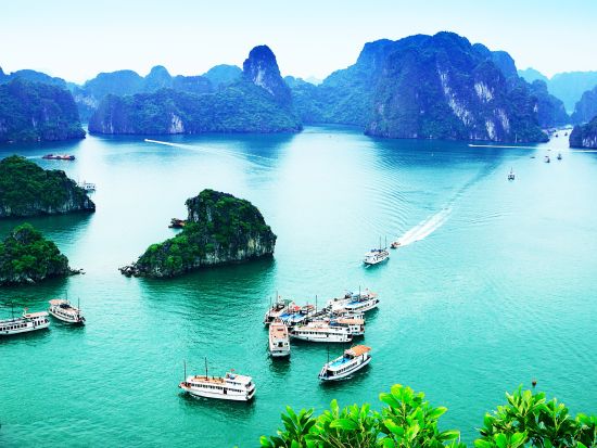 世界遺産ハロン湾日帰りツアー　スンソット鍾乳洞＋ルオン洞窟でのカヤック＋ティートップ島上陸　夕日鑑賞パーティーあり＜6時間クルーズ／英語ガイド／海鮮ランチ＞