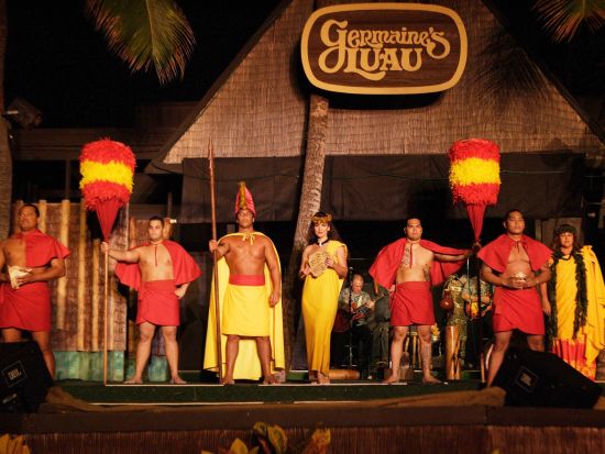 ステージにてフラ披露＋伝統ルアウ＆ハワイアンショー　有名ルアウのステージでフラを踊る特別な体験！＜貸切／14～24名／カポレイ地区／日本語ガイド＞