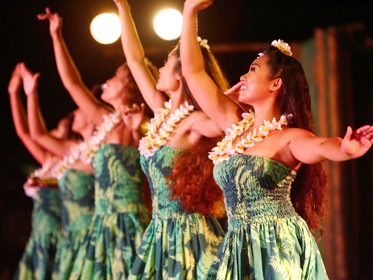 ステージにてフラ披露＋伝統ルアウ＆ハワイアンショー 有名ルアウの