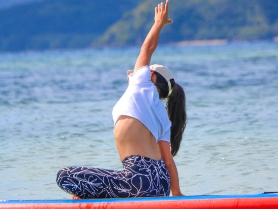 【貸切】プライベートSUP＆ヨガ体験 海の上で極上のリラックス体験 女性インストラクターによるレクチャー付！＜約2時間／送迎付／小浜島＞