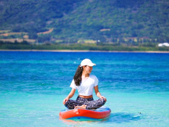 【貸切】プライベートSUP＆ヨガ体験 海の上で極上のリラックス体験 女性インストラクターによるレクチャー付！＜約2時間／送迎付／小浜島＞