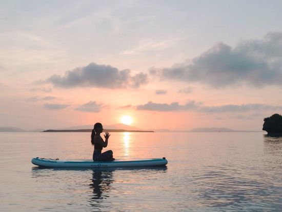 【貸切】プライベートSUP＆ヨガ体験 海の上で極上のリラックス体験 女性インストラクターによるレクチャー付！＜約2時間／送迎付／小浜島＞