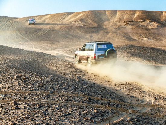 【カイロ発 バハレイヤ・オアシス 1泊2日】専用4WD車で駆け抜ける！白砂漠＆黒砂漠 ツアー＜日本語／専用車＞