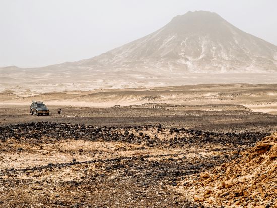 【カイロ発 バハレイヤ・オアシス 1泊2日】専用4WD車で駆け抜ける！白砂漠＆黒砂漠 ツアー＜日本語／専用車＞