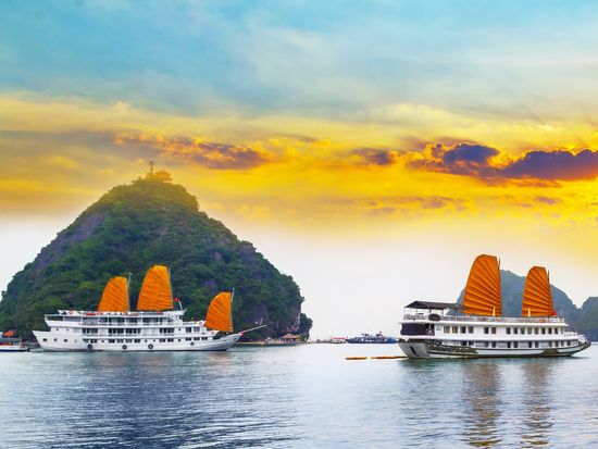 Vietnam_Ha Long Bay_shutterstock_759100546