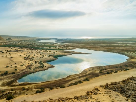 世界遺産クジラの谷とワディ・エル・ライアン自然保護区 日帰り観光ツアー　マジックレイク湖畔でピクニックランチ付き＜日本語／送迎付／カイロ発／専用車＞