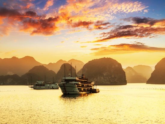 世界遺産ハロン湾日帰りツアー　スンソット鍾乳洞＋ルオン洞窟でのカヤック＋ティートップ島上陸　夕日鑑賞パーティーあり＜6時間クルーズ／英語ガイド／海鮮ランチ＞