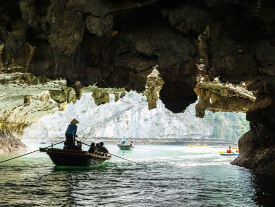 世界遺産ハロン湾日帰りツアー　スンソット鍾乳洞＋ルオン洞窟でのカヤック＋ティートップ島上陸　夕日鑑賞パーティーあり＜6時間クルーズ／英語ガイド／海鮮ランチ＞