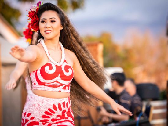 伝統ルアウ＆フラ　ハワイアンショー『ギリガンズ アイランド ルアウ』＜優先入場VIP席あり／ビュッフェ夕食／飲み放題／マウイ ヌイ ゴルフクラブ内＞