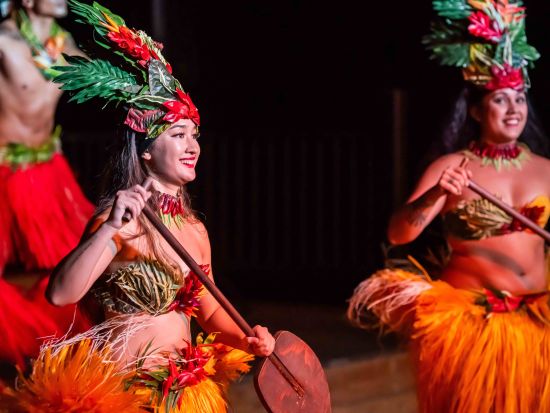 伝統ルアウ＆フラ　ハワイアンショー『ギリガンズ アイランド ルアウ』＜優先入場VIP席あり／ビュッフェ夕食／飲み放題／マウイ ヌイ ゴルフクラブ内＞