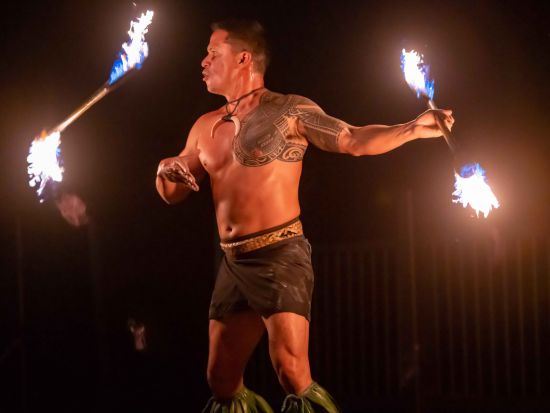 伝統ルアウ＆フラ　ハワイアンショー『ギリガンズ アイランド ルアウ』＜優先入場VIP席あり／ビュッフェ夕食／飲み放題／マウイ ヌイ ゴルフクラブ内＞