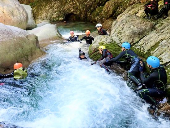 シャワークライミング 登りも下りも自然豊かな渓谷を満喫！八淵の滝コース＜5～10月／小学5年生～参加OK／滋賀高島市＞by 自然派企画