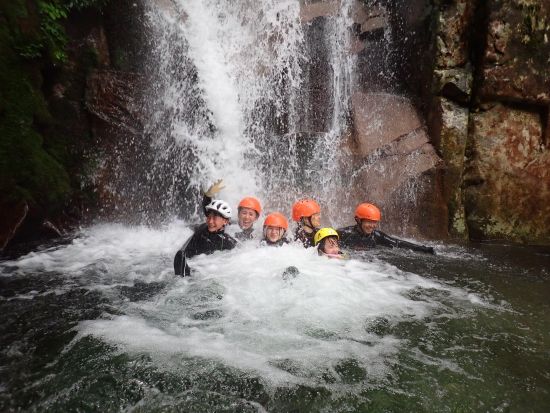 シャワークライミング 登りも下りも自然豊かな渓谷を満喫！八淵の滝コース＜5～10月／小学5年生～参加OK／滋賀高島市＞by 自然派企画