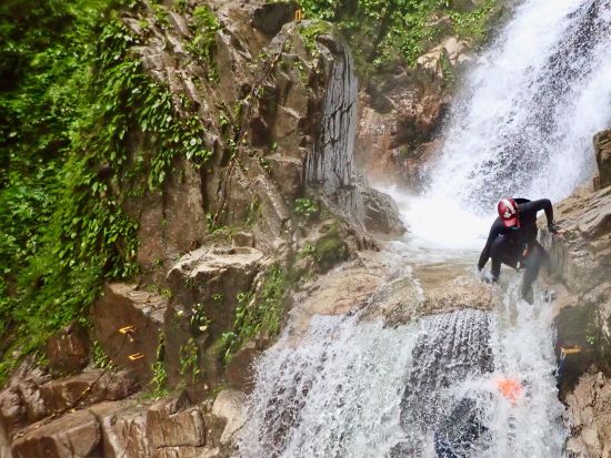 シャワークライミング 登りも下りも自然豊かな渓谷を満喫！八淵の滝コース＜5～10月／小学5年生～参加OK／滋賀高島市＞by 自然派企画