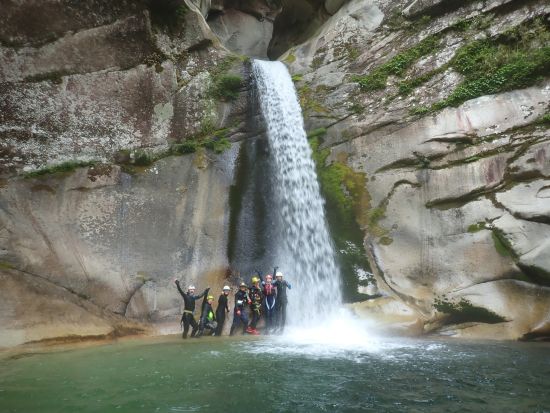 シャワークライミング 登りも下りも自然豊かな渓谷を満喫！八淵の滝コース＜5～10月／小学5年生～参加OK／滋賀高島市＞by 自然派企画
