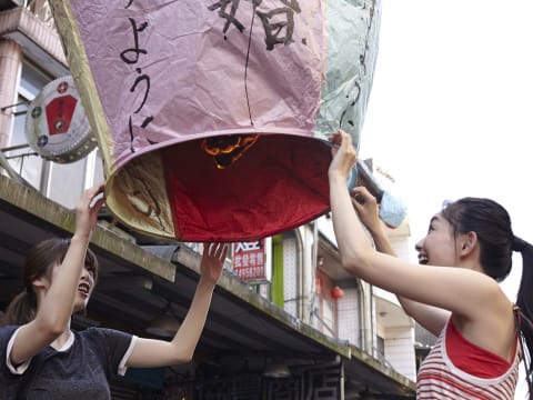 【貸切】夜の九份・十分（天燈上げ）ツアー　2大観光地を自分達のペースで周れる　『九份心宇食堂』の小籠包夕食付プランあり＜午後／日本語ガイド／選べる夜市解散可＞