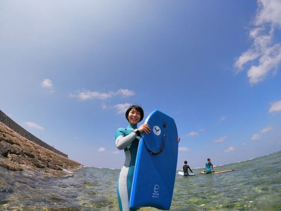 体験ボディーボードスクール 世界サーフィン連盟インストラクターと一緒に海の楽しさと知識をボディーボードを通して学ぶ＜無料撮影／送迎あり／北谷発＞