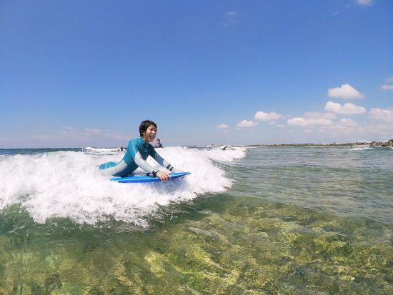 体験ボディーボードスクール 世界サーフィン連盟インストラクターと一緒に海の楽しさと知識をボディーボードを通して学ぶ＜無料撮影／送迎あり／北谷発＞