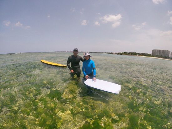 体験ボディーボードスクール 世界サーフィン連盟インストラクターと一緒に海の楽しさと知識をボディーボードを通して学ぶ＜無料撮影／送迎あり／北谷発＞