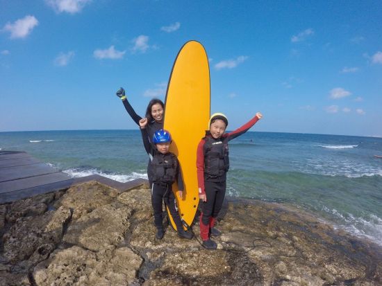 親子サーフィン教室 お子さまのサーフィンデビューをサポート！親子の思い出作りにもおすすめ＜5歳～／無料撮影／送迎あり／北谷発＞