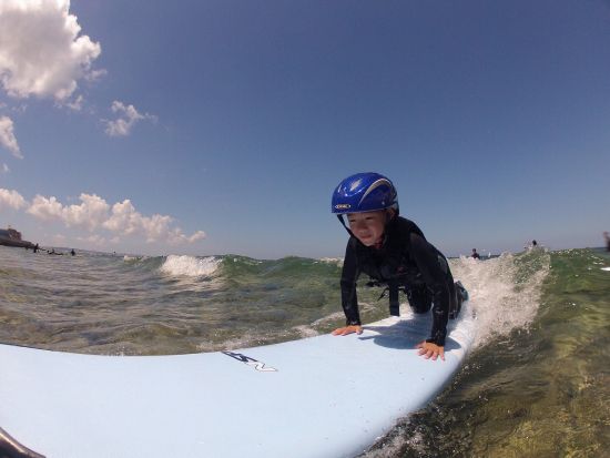 親子サーフィン教室 お子さまのサーフィンデビューをサポート！親子の思い出作りにもおすすめ＜5歳～／無料撮影／送迎あり／北谷発＞