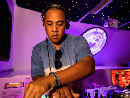 サンセット＆花火鑑賞セーリング アリアⅡ号　ワイキキの夜空に打ち上がる花火とライブDJの船上パーティー！1ドリンク付き＜金曜日限定／ケワロ湾発＞