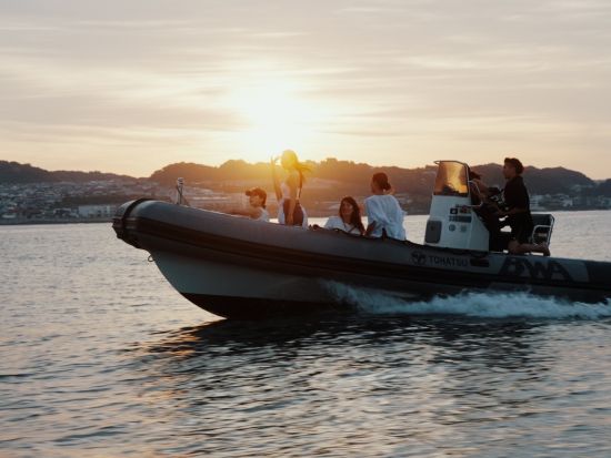 【完全貸切】江の島プライベートサンセットクルーズ 船上でゆったりと寛ぎながらサンセットのロケーションを堪能 ＜40分／2人～8名／江ノ島＞
