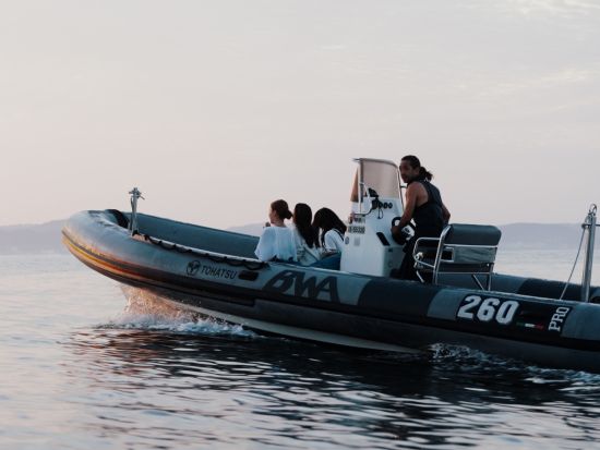 【完全貸切】江の島プライベートサンセットクルーズ 船上でゆったりと寛ぎながらサンセットのロケーションを堪能 ＜40分／2人～8名／江ノ島＞