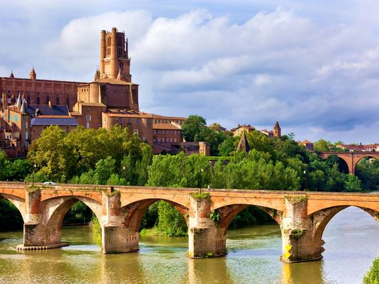 Albi_France_pixta_16594995_M