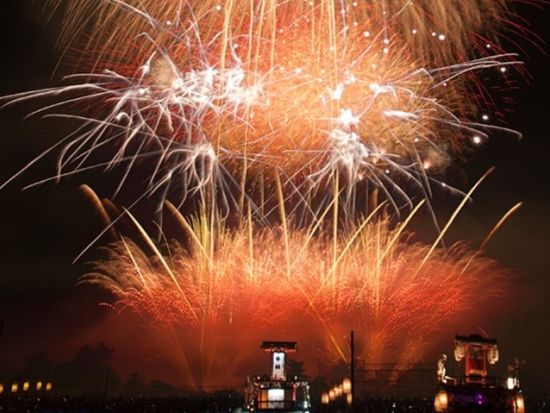 片貝花火大会 1泊2日バスツアー ホテル湯宿本陣に宿泊＋翌日はぶどう狩りと人気の道の駅川場田園プラザへ！＜9月11・12日／観覧桟敷席付／東京・新宿発着＞