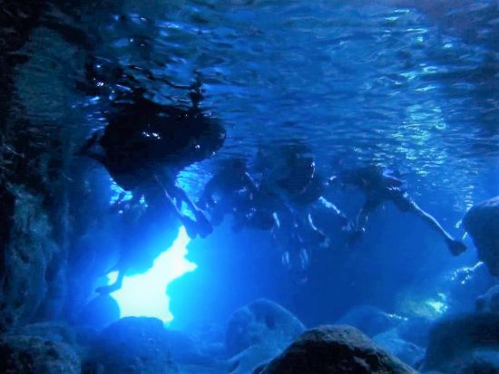 宮古島唯一の体験を 欲張りでお得なセットツアー！『青の洞窟』&『龍の洞窟』をシュノーケル＋カヤックで大冒険！＋グラスボートで海底世界を楽しむ＜伊良部島＞