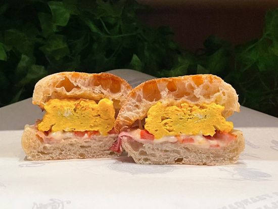 トロント ディスティラリー地区　朝の食べ歩きツアー ＜英語ガイド＞