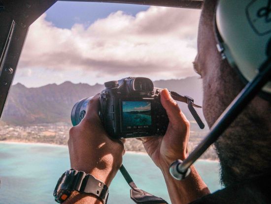 ヘリコプター遊覧飛行　貸切フライトでオアフ島の絶景を空撮！ドアなし＆窓際席確約のフォトグラファー向けツアー＜フライト50～60分／英語パイロット＞