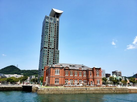 福岡発着日帰りバスツアー　門司港レトロ＋唐戸市場＋角島大橋＋元乃隅神社  山口の海辺の魅力を満喫 ＜博多発着／日本語・中国語＞